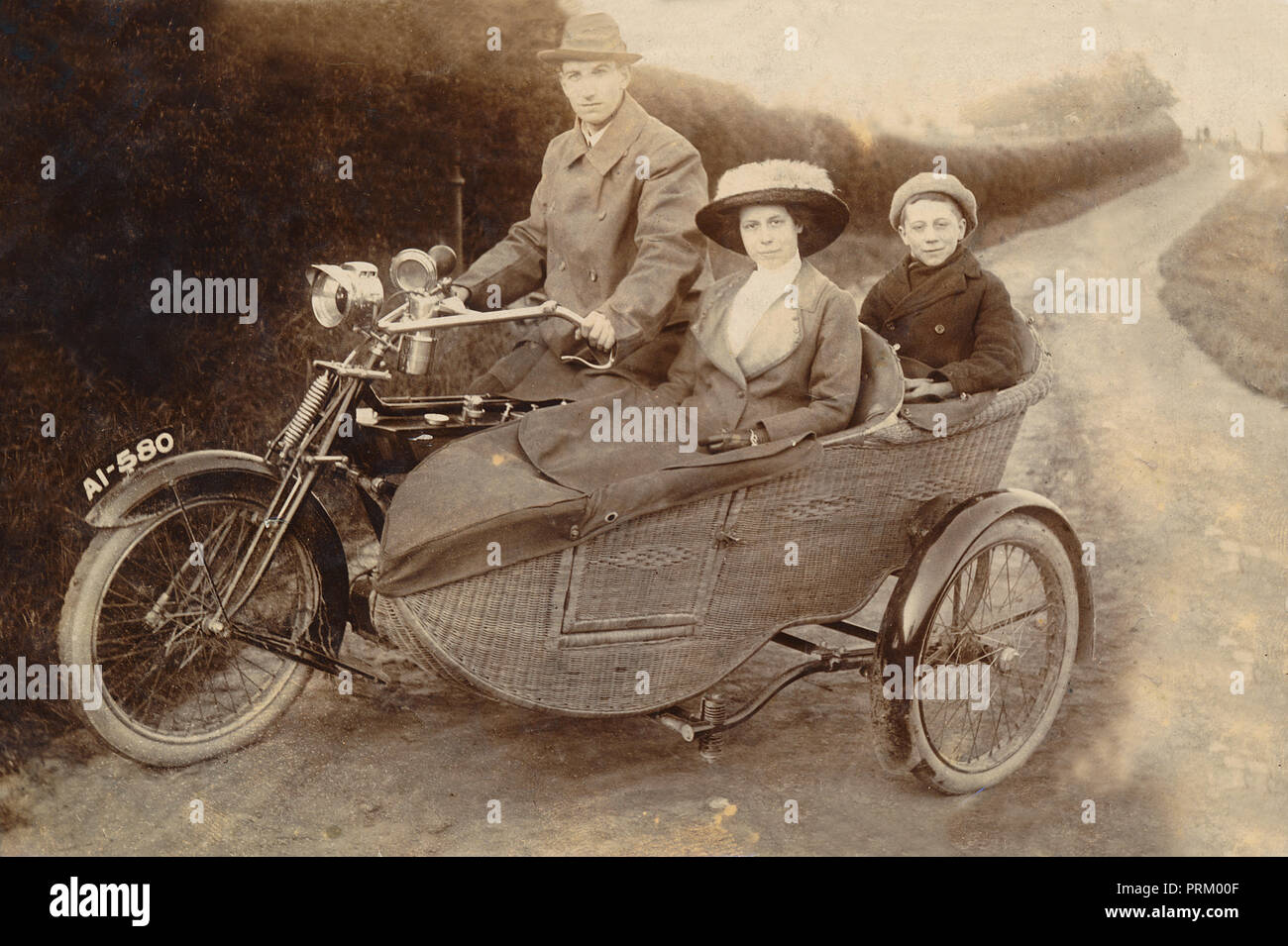 Herr Reiter und seine Frau & Sohn posieren für ein Foto auf einem Royal Enfield Motorrad 1906 & wicker Seitenwagen in einem Feldweg ca. 1906 Stockfoto