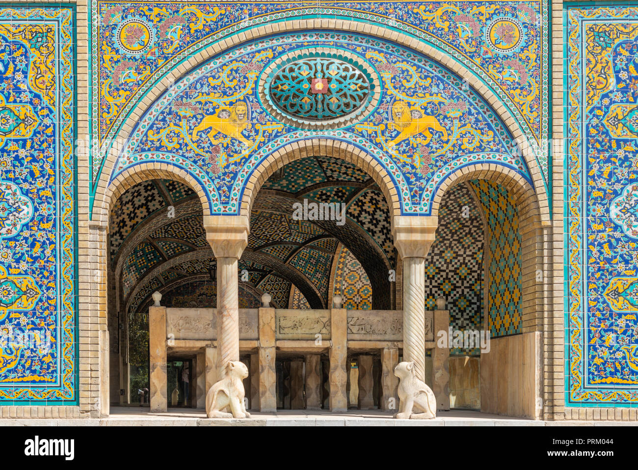 Wundervolle persische Motive in der Kunst und in den Fliesen Golestan Dynastie Komplex in Teheran Stockfoto