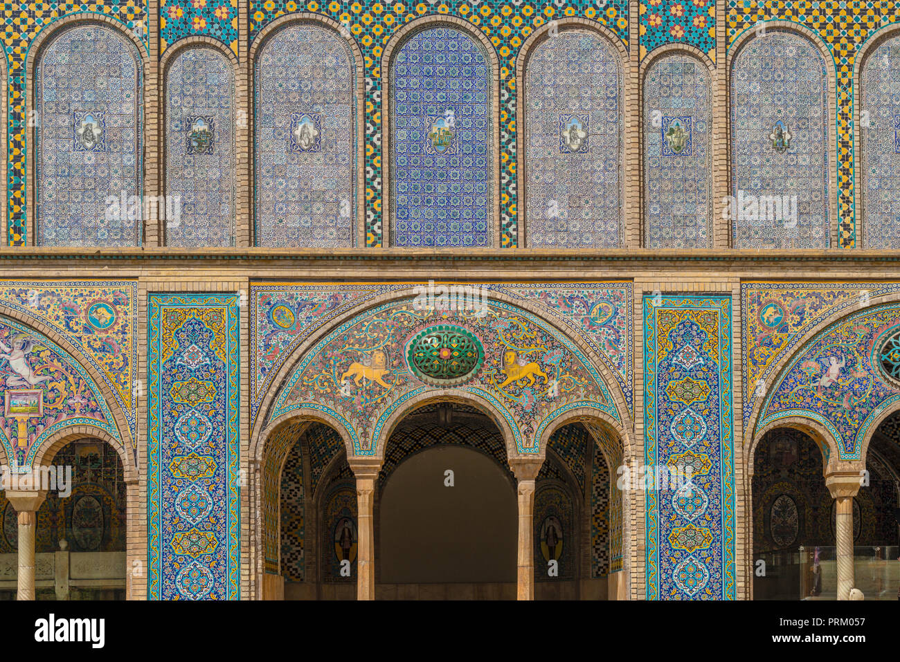 Wundervolle persische Motive in der Kunst und in den Fliesen Golestan Dynastie Komplex in Teheran Stockfoto