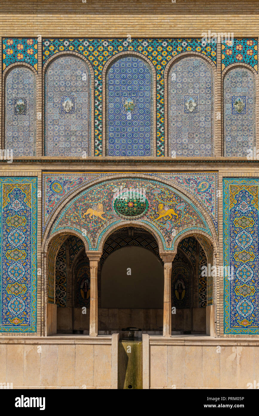 Wundervolle persische Motive in der Kunst und in den Fliesen Golestan Dynastie Komplex in Teheran Stockfoto