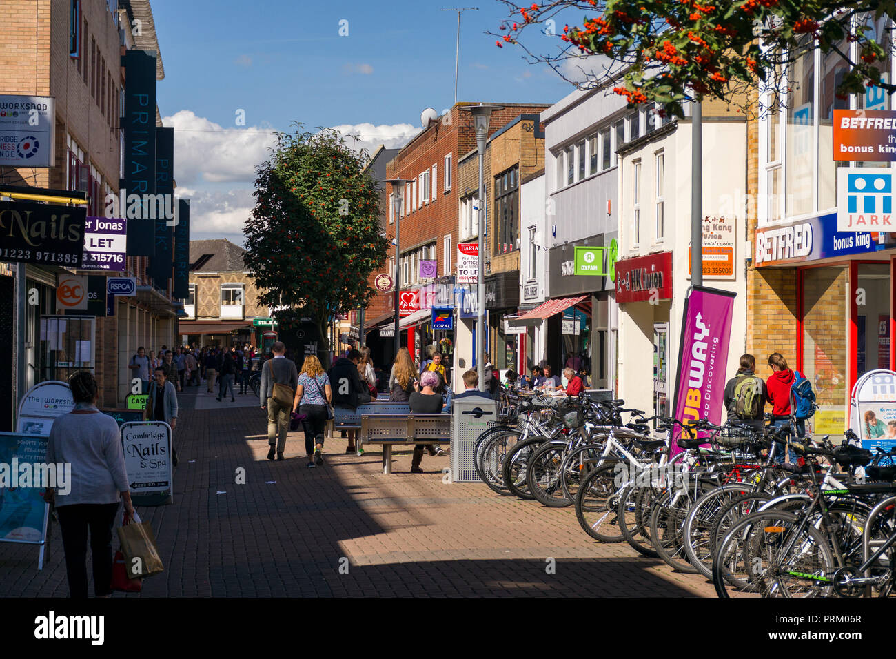 Blick auf die Fußgängerzone Burleigh Straße mit Menschen zu Fuß vorbei an Geschäften an einem sonnigen Tag Sommer, Cambridge, Großbritannien Stockfoto