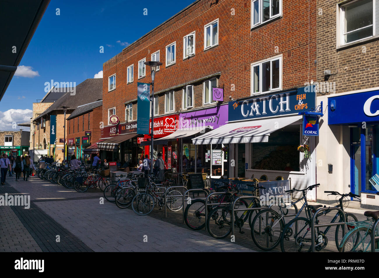 Blick auf die Fußgängerzone Burleigh Straße mit Menschen zu Fuß vorbei an Geschäften an einem sonnigen Tag Sommer, Cambridge, Großbritannien Stockfoto