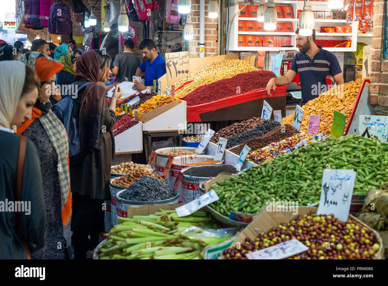 Der große Basar im Iran - ein Ort des Handels, der Duft von Gewürzen, Hunderte von Produkten Stockfoto