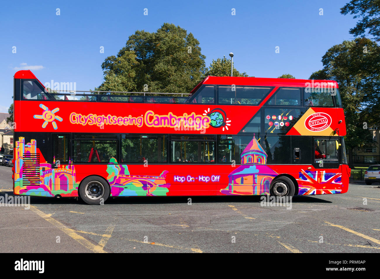 Einen roten, oben offenen Doppeldecker Sightseeing Bus fahren auf Road, Cambridge, UK Stockfoto