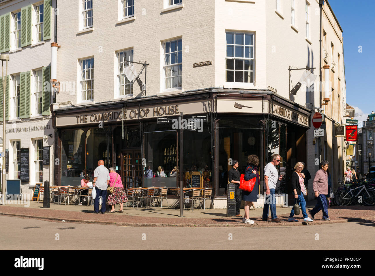 Äußere des Cambridge House rustikalen Restaurant Chop auf Könige Parade mit Menschen zu Fuß vorbei an einem sonnigen Tag Sommer, Cambridge, Großbritannien Stockfoto