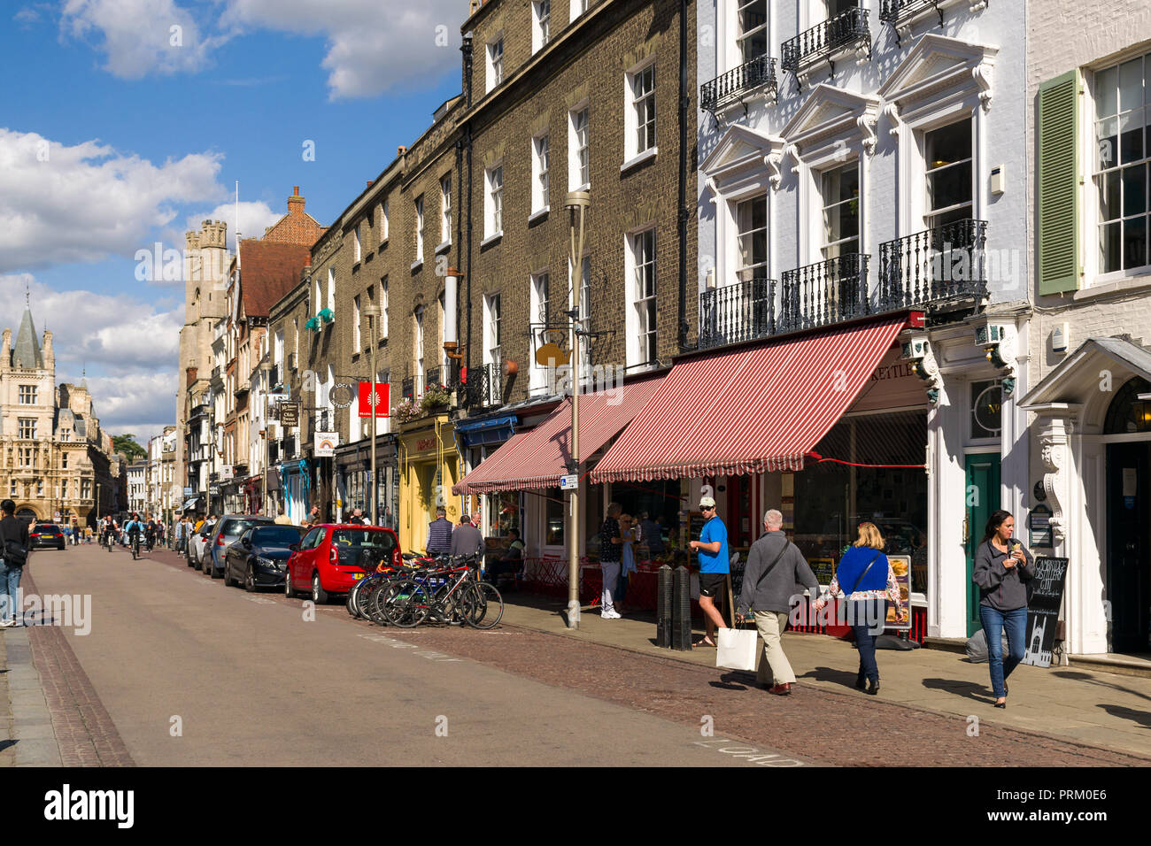 Ansicht der Könige Parade mit Geschäften, Gebäude und Menschen zu Fuß vorbei an einem sonnigen Tag Sommer, Cambridge, Großbritannien Stockfoto