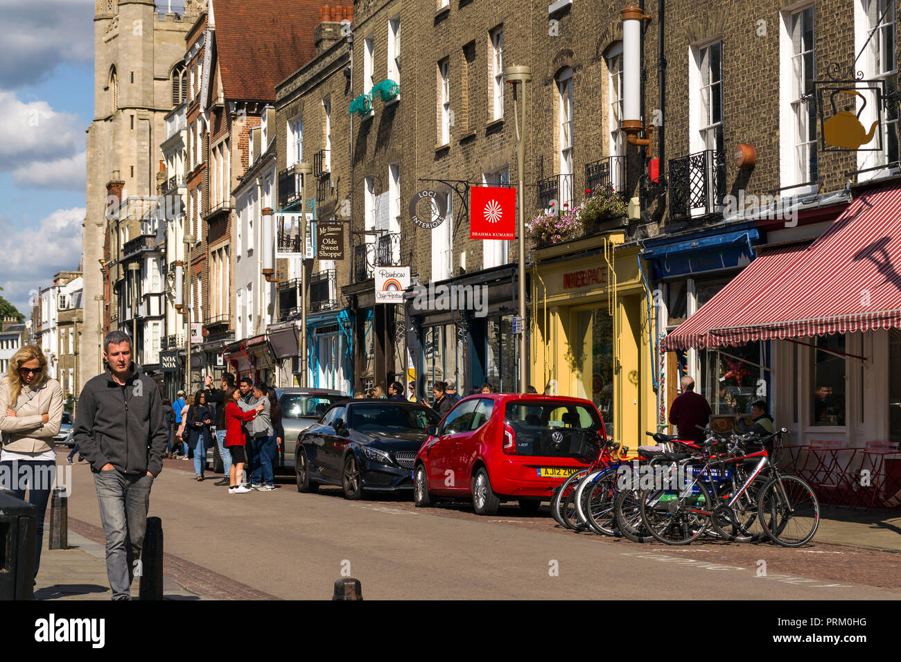 Ansicht der Könige Parade mit Geschäften, Gebäude und Menschen zu Fuß vorbei an einem sonnigen Tag Sommer, Cambridge, Großbritannien Stockfoto