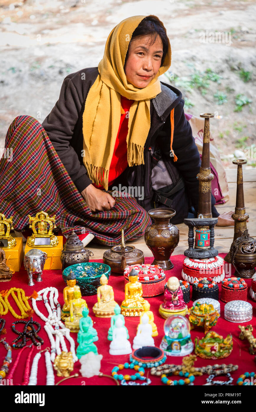 Eine Frau vertrieb Souvenirs auf dem Markt von Paro auf dem Weg zum Tiger Nest in Bhutan Stockfoto