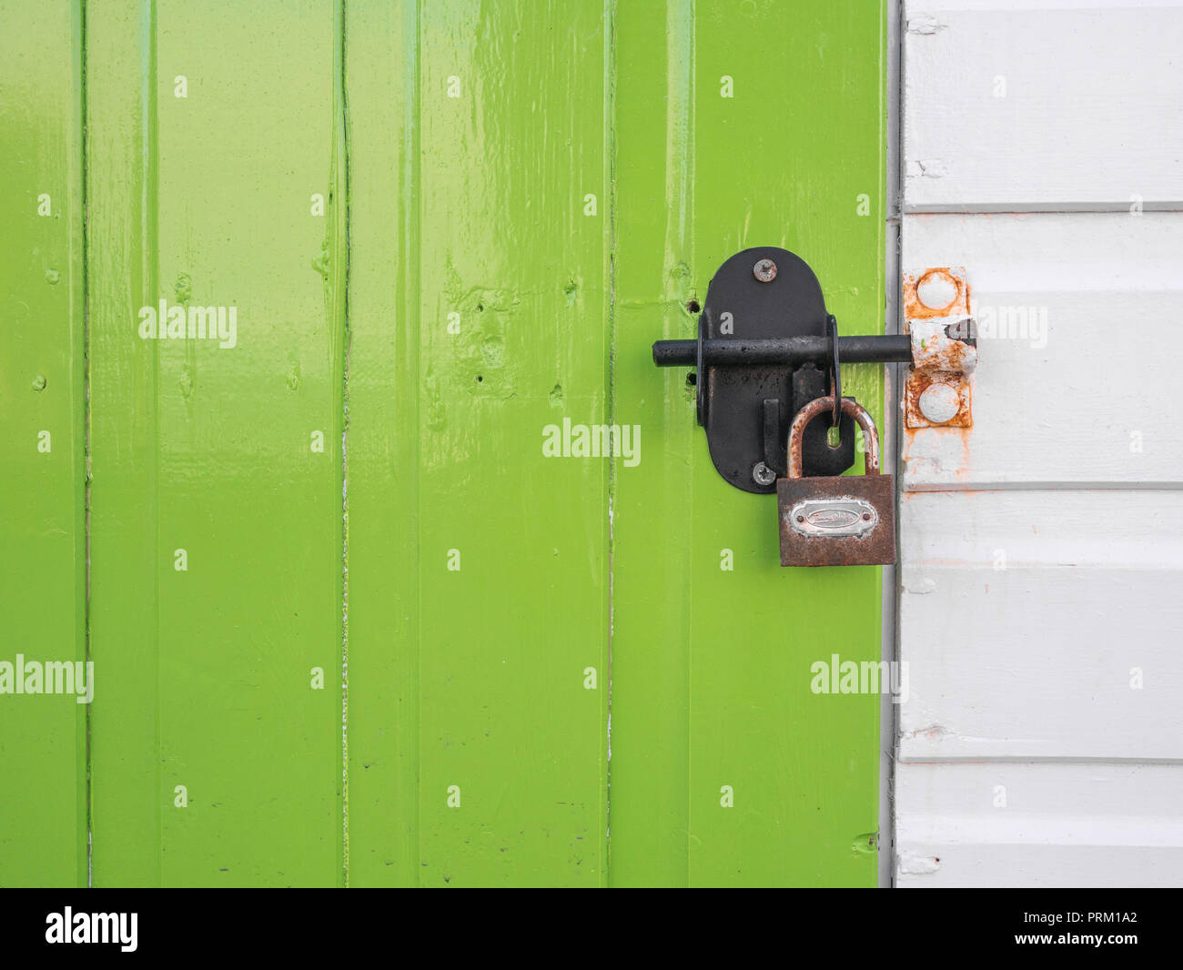 Mit einem Vorhängeschloss Tür einer Strandhütte in Newquay, Cornwall. Arretiert, verriegeln Sie Metapher. Stockfoto