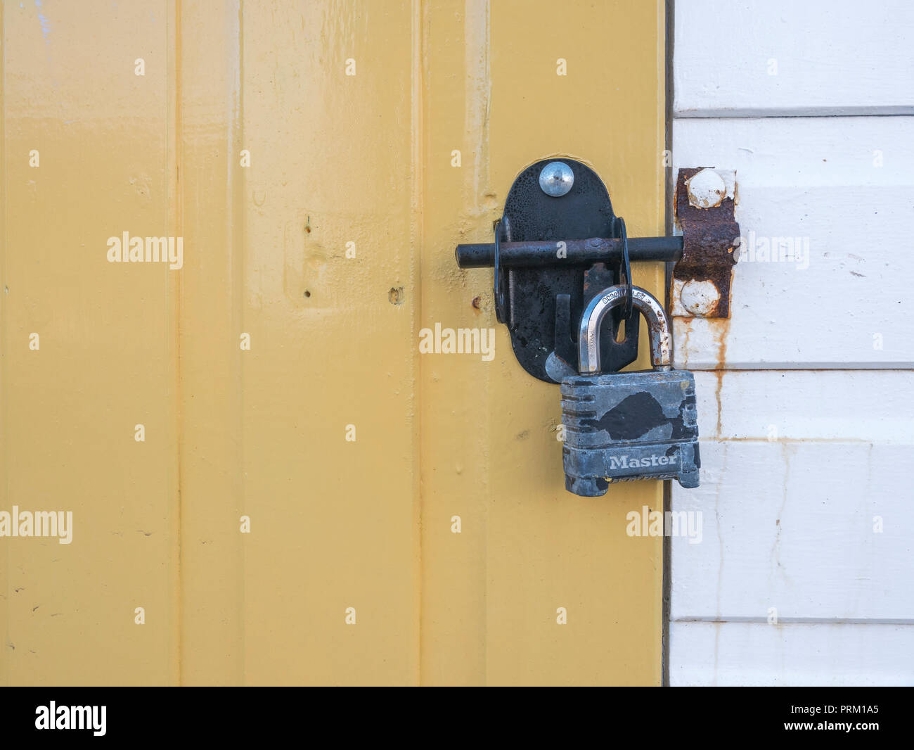 Mit einem Vorhängeschloss Tür einer Strandhütte in Newquay, Cornwall. Arretiert, verriegeln Sie Metapher. Stockfoto