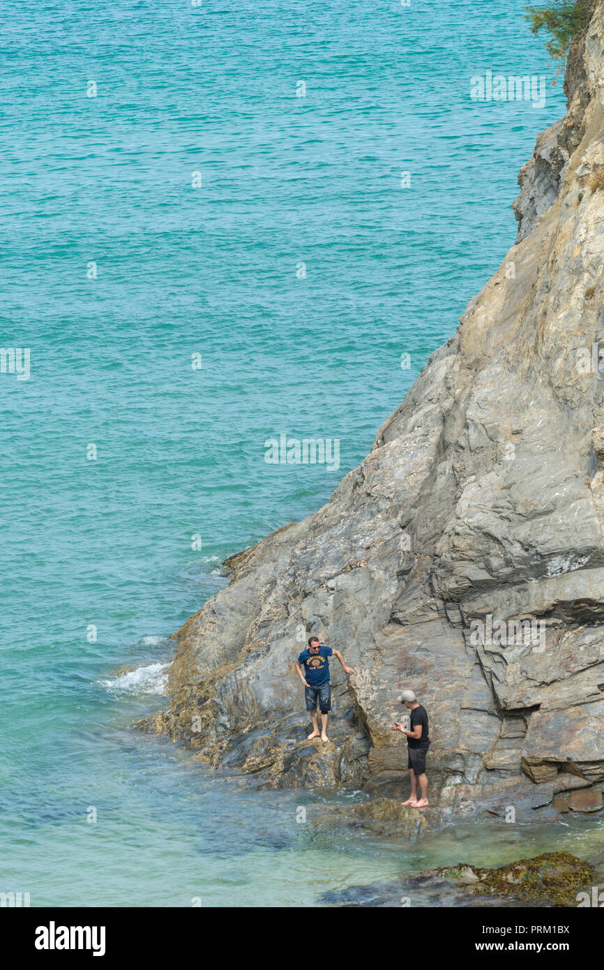 Paar Urlauber am Meer Felsen an Newquay, Cornwall. Stockfoto