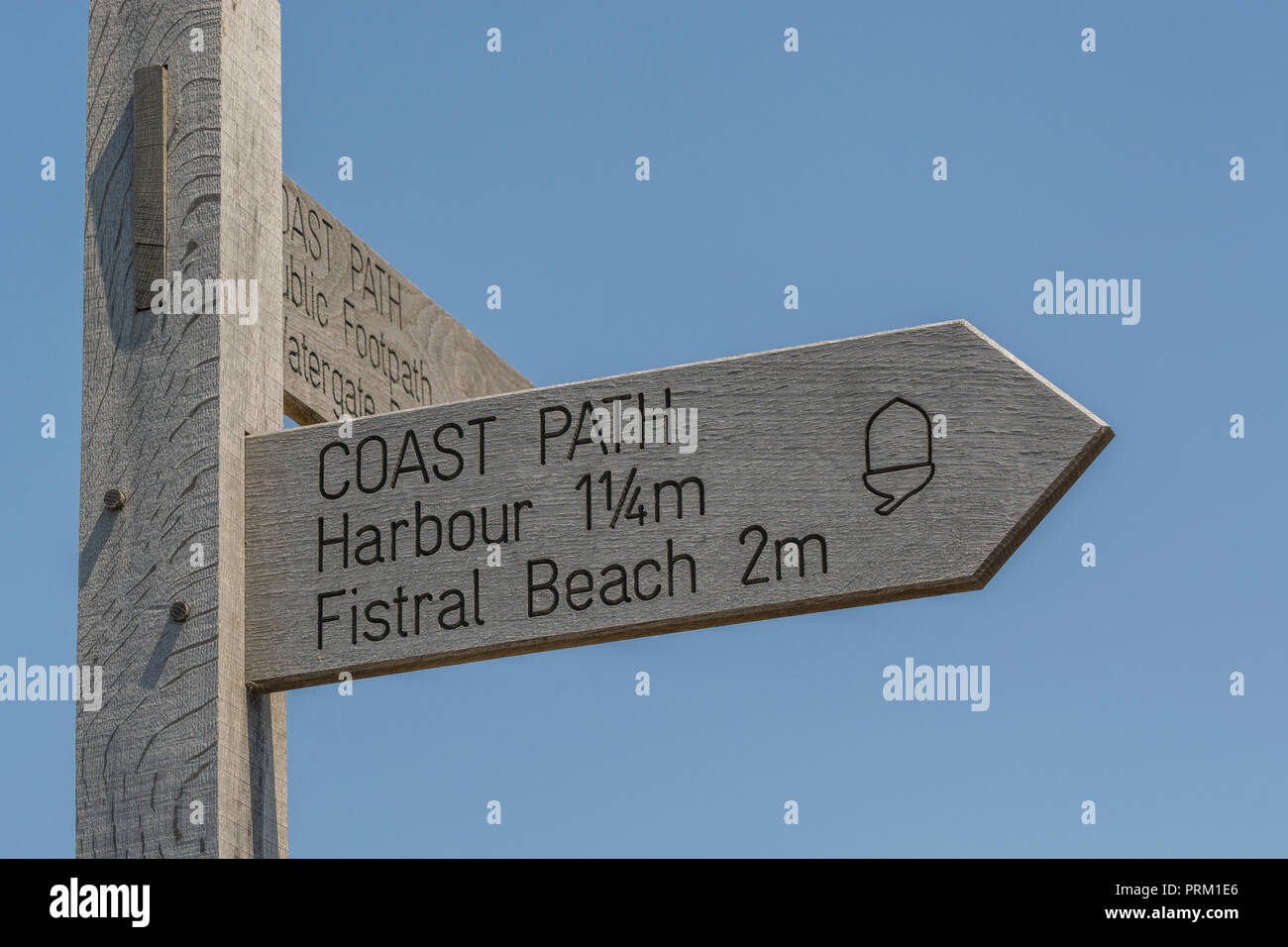 Holz- Zeichen, die auf den Fistral Beach, dem Hafen von Newquay und weg von der Küste weg. Stockfoto