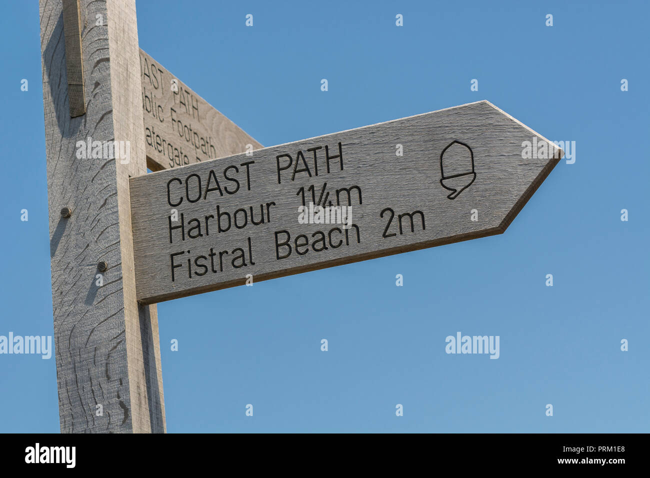 Holz- Zeichen, die auf den Fistral Beach, dem Hafen von Newquay und weg von der Küste weg. Stockfoto