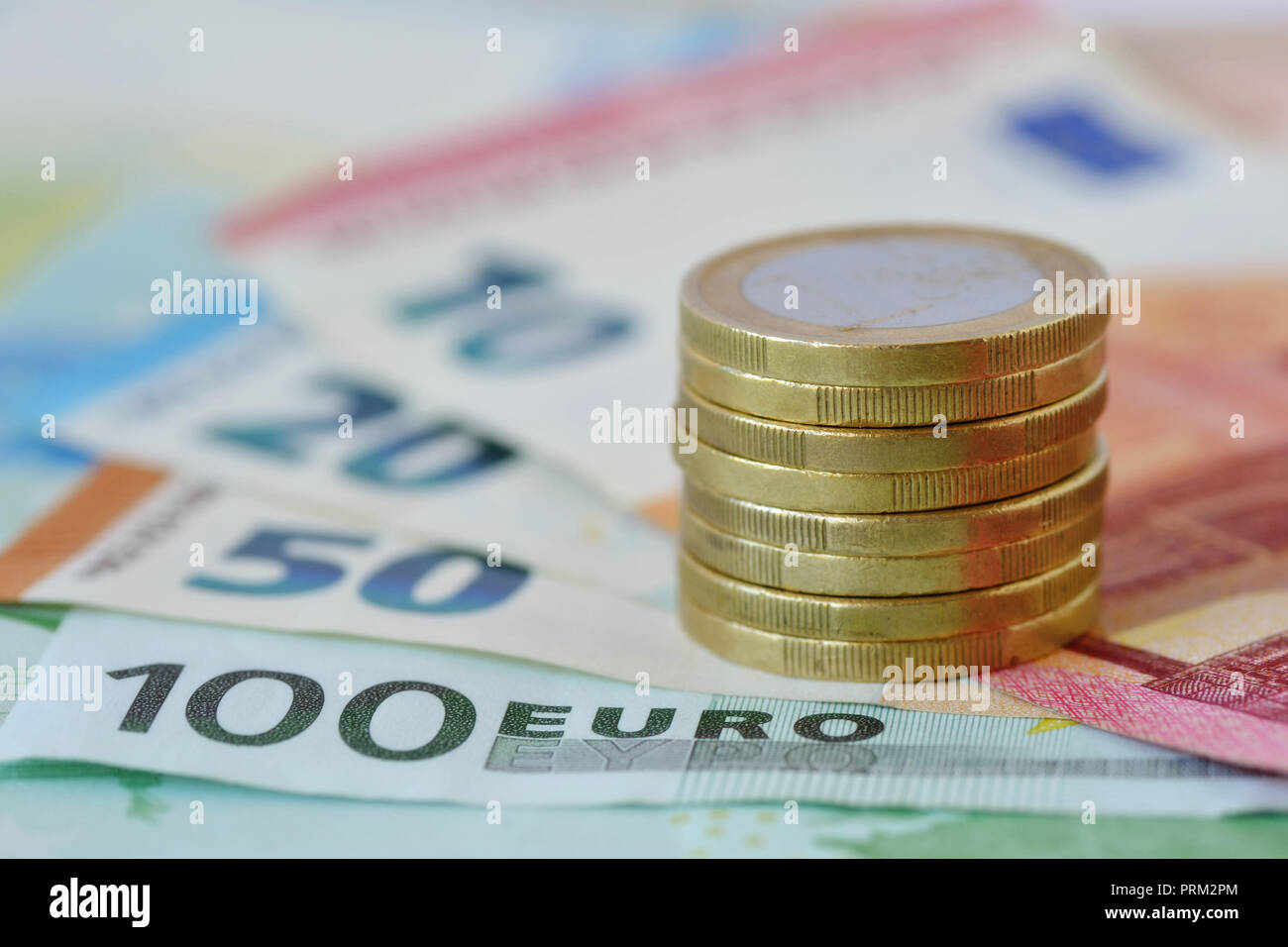 Stapel von Münzen und Banknoten von 100, 50, 20 und 10 Euro Stockfoto