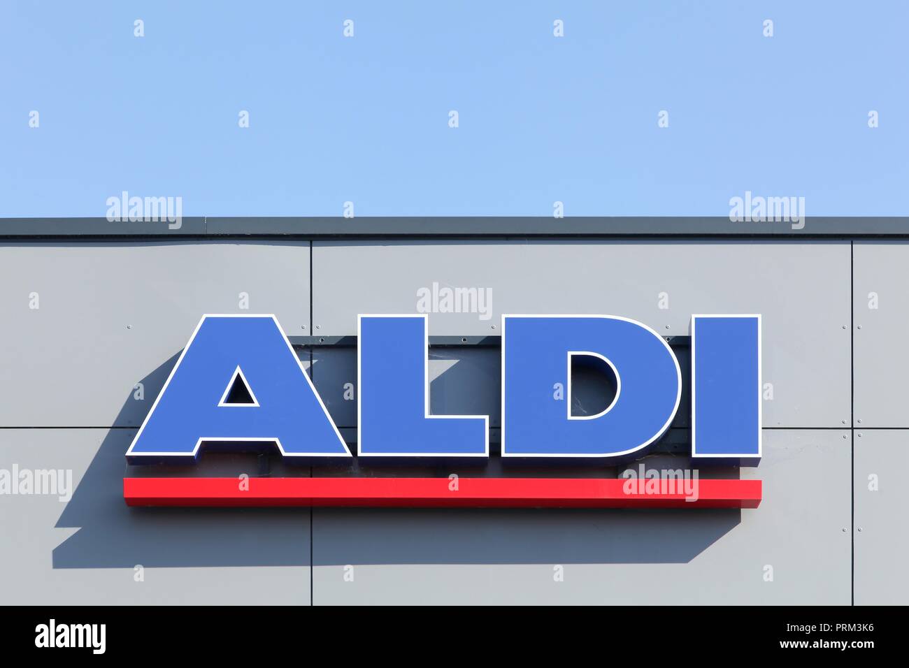 Arles, Frankreich - Juli 4, 2018: Aldi Zeichen an der Wand. Aldi ist einer der weltweit führenden Discounter Kette mit über 9 000 Filialen in 18 Ländern Stockfoto