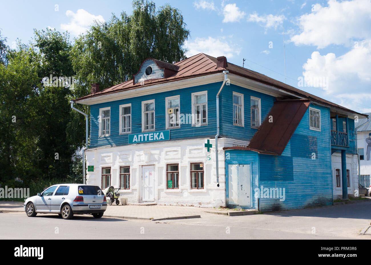 Weliki Ustjug, Vologda Region, Russland - 02 August, 2018: die moderne Apotheke im alten Haus im Norden der Stadt. Es war in der zweiten Hälfte des 19. Stockfoto