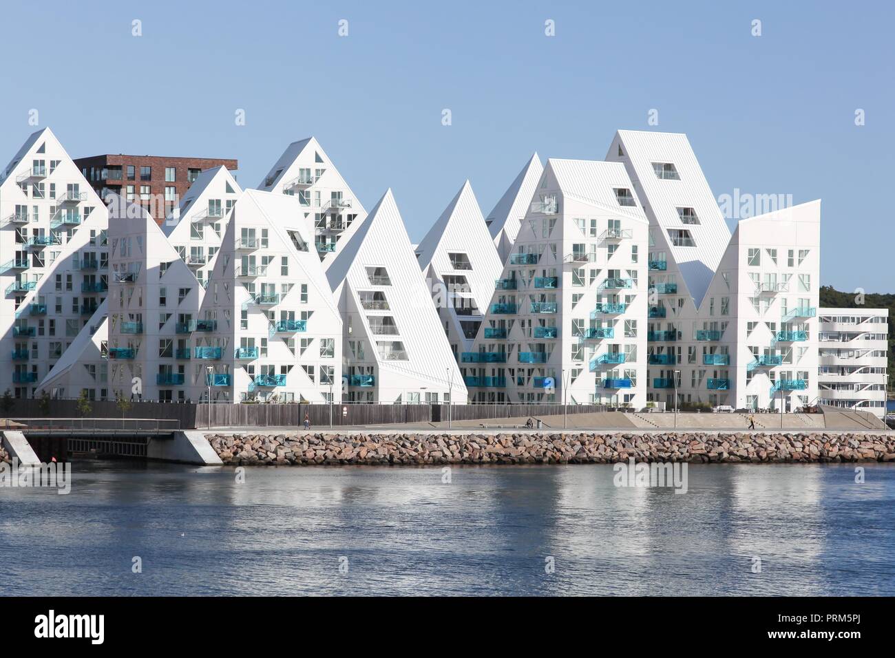Aarhus, Dänemark - 26. August 2018: Aarhus Hafen und Blick auf den Eisberg Gebäude vom Meer in Aarhus, Dänemark Stockfoto