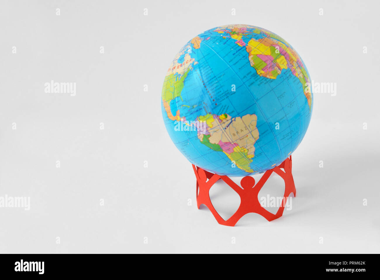 Papier Menschen in einem Kreis holding Earth Globus - Rette die Welt Konzept Stockfoto
