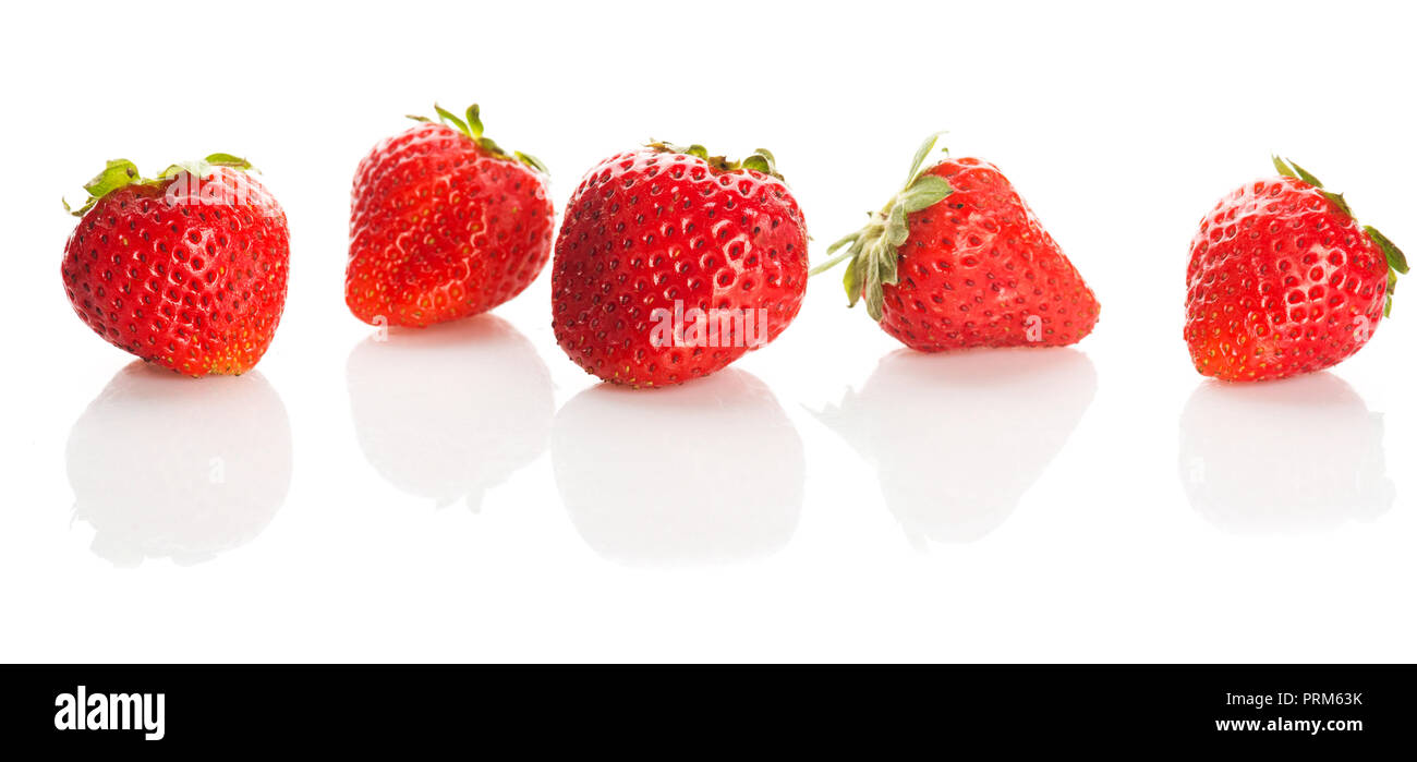 Viele reife rote Erdbeeren auf weißem Hintergrund Stockfoto