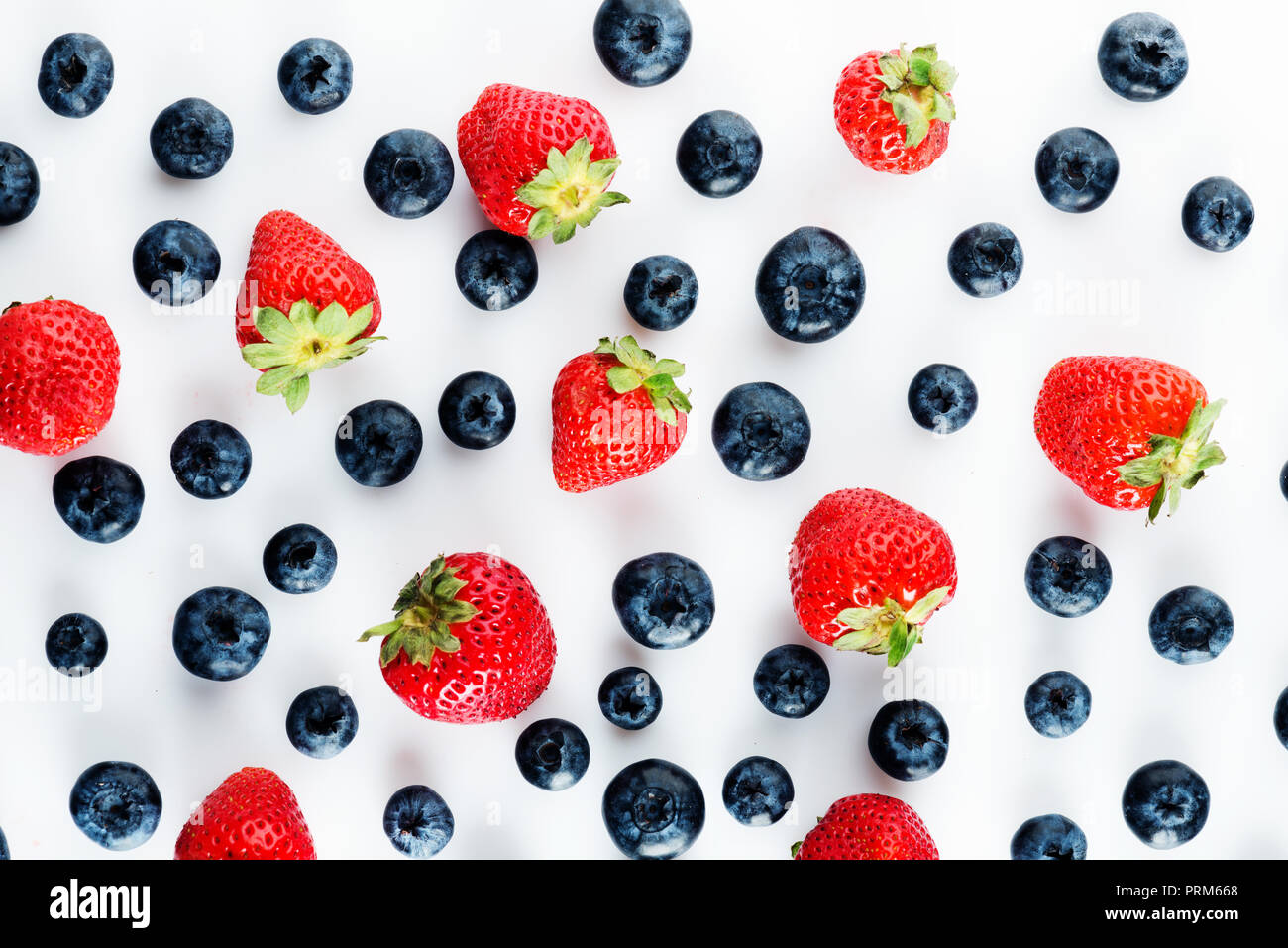 Verschiedene frische Beeren: Erdbeeren und Blaubeeren Stockfoto