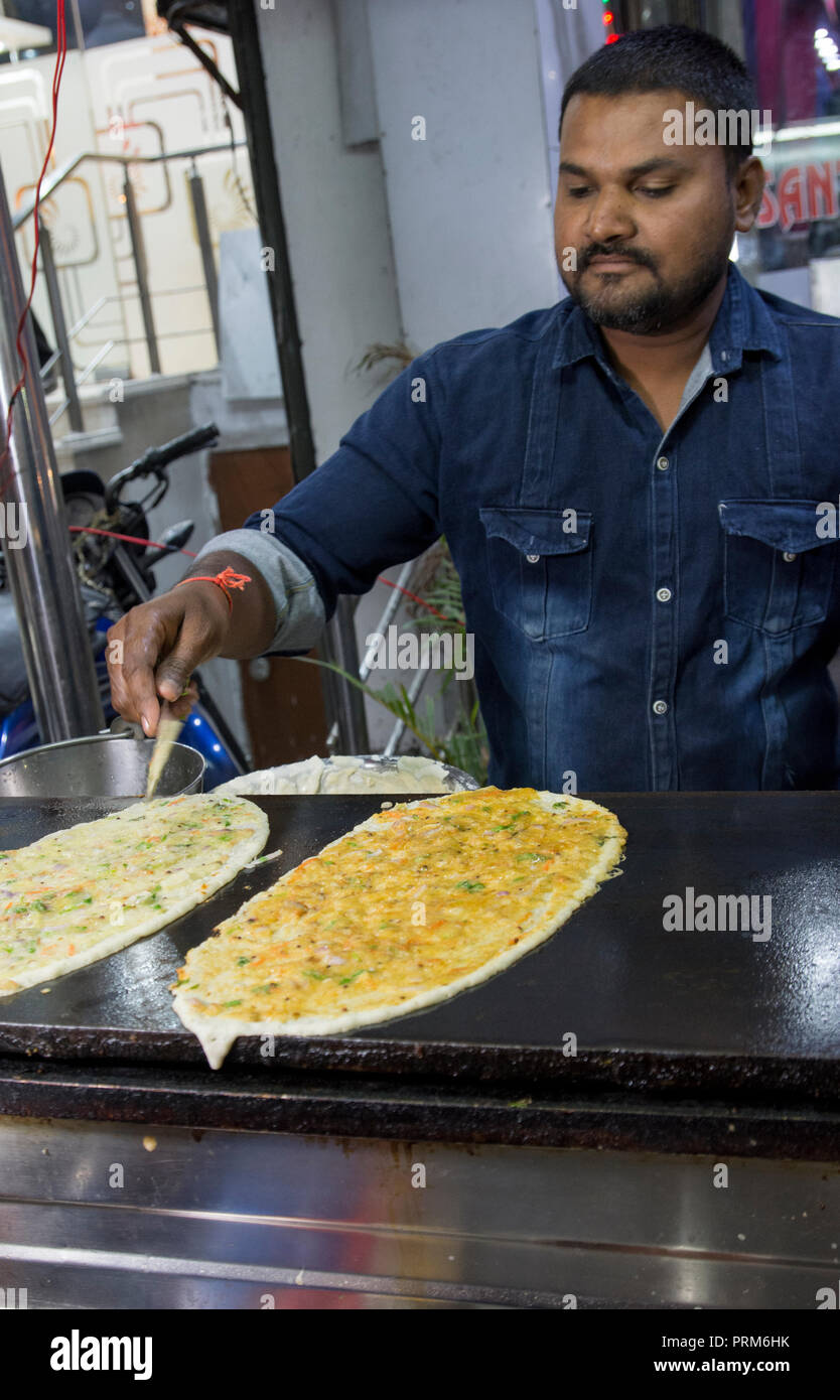 Die Vorbereitung und den Verkauf von indischen Straße Essen in einer Garküche. In Ahmedabad, Gujarat, Indien fotografierte Stockfoto