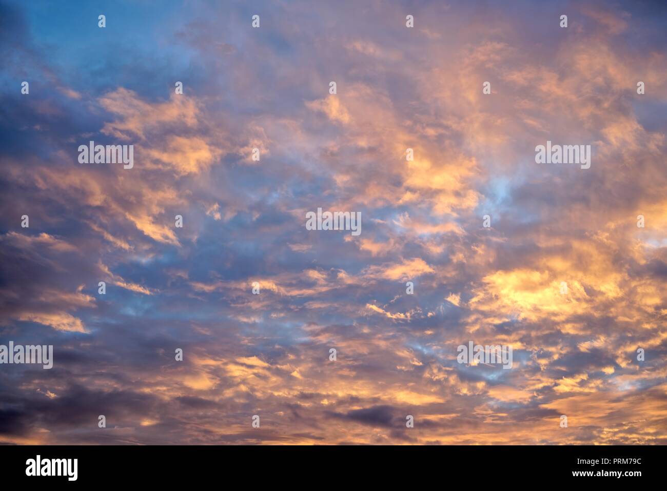 Muster von orange und blaue Wolken bei Sonnenuntergang Stockfoto