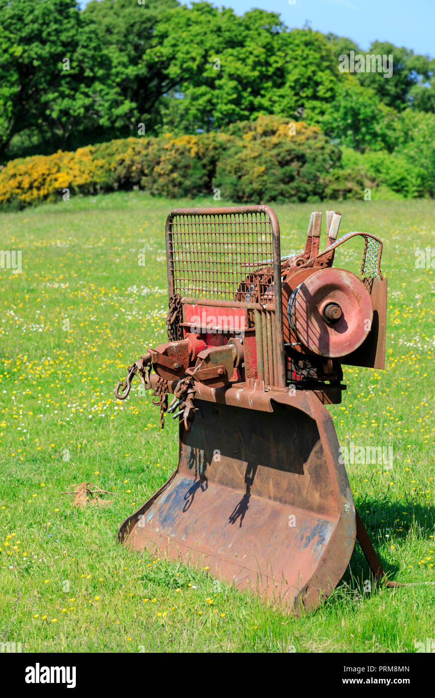 Schleudern Winde, wird an den Traktor für die Protokollierung Stockfoto