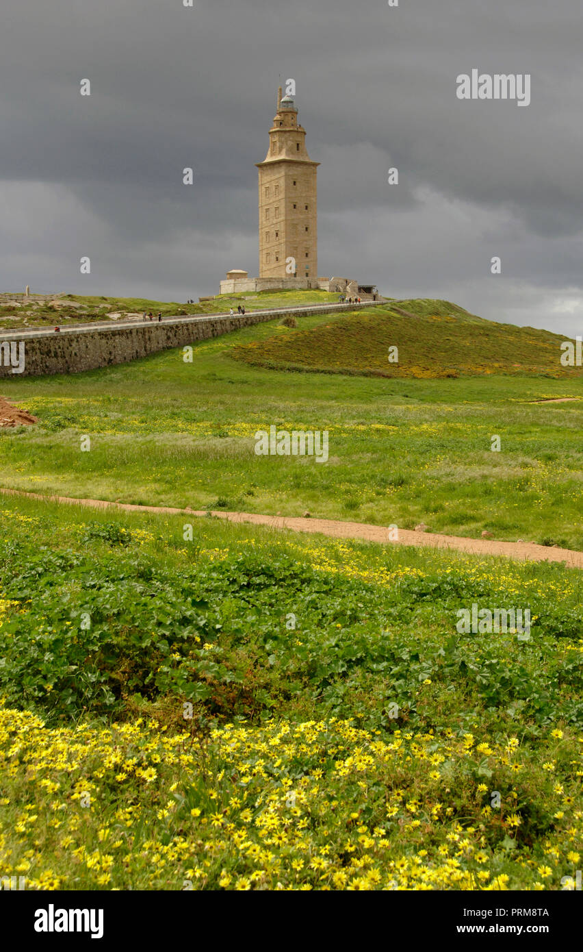 Spanien. Galizien. A Coruna. Punta de Orzan. Turm des Herkules. Antike römische Leuchtturm. Es wurde im 2.Jahrhundert gebaut (Trajano Kaisers Zeiten) und im Jahre 1791 durch Eustaqui Giannini reformiert. Panoramablick. Stockfoto