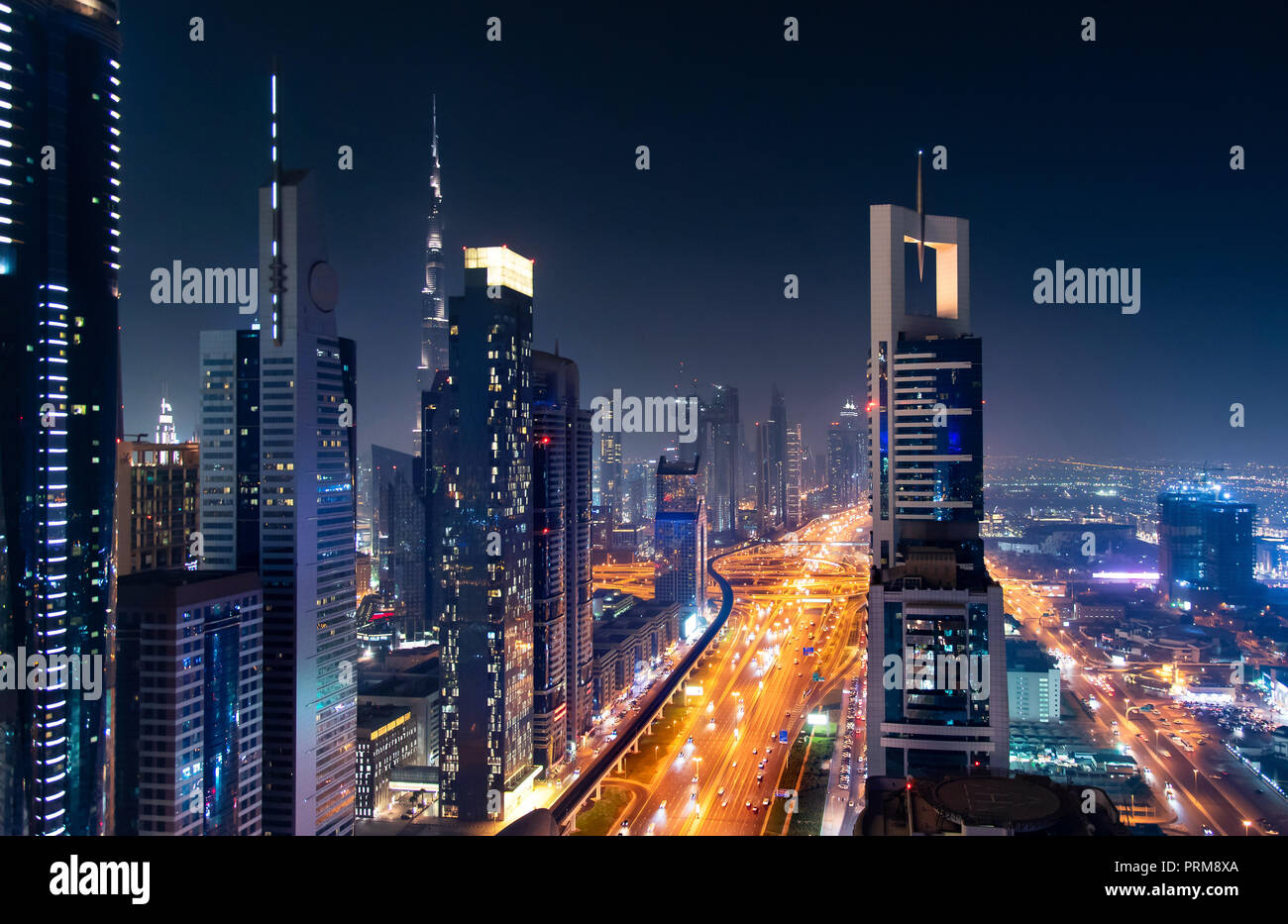 Dubai Downtown bei Nacht mit modernen Wolkenkratzern und viel Verkehr Stockfoto