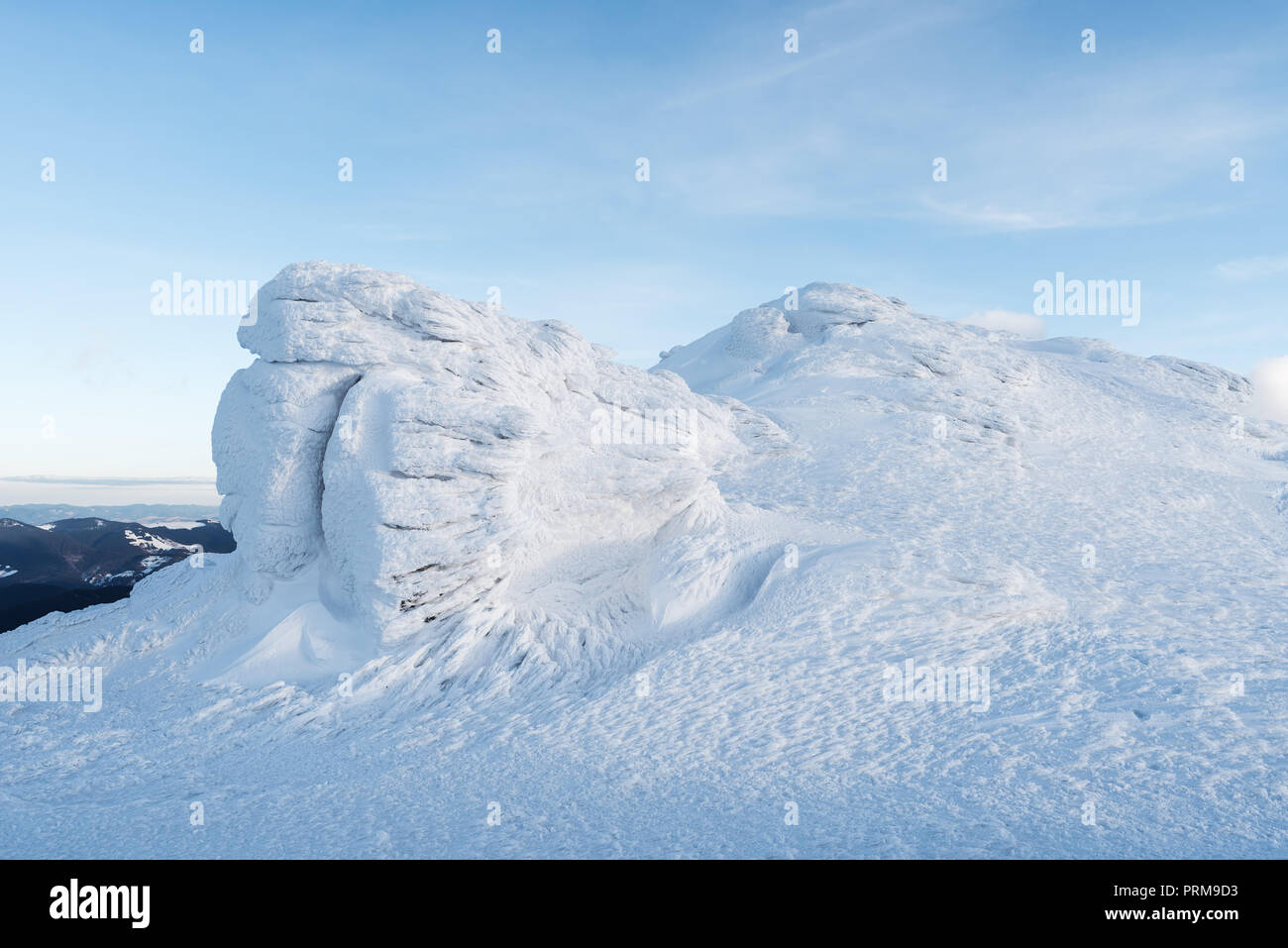 Winter Landschaft mit Felsen in den Bergen. Schönen Schnee und Neve auf den Steinen. Das Licht der untergehenden Sonne. Karpaten, Ukraine, Europa Stockfoto