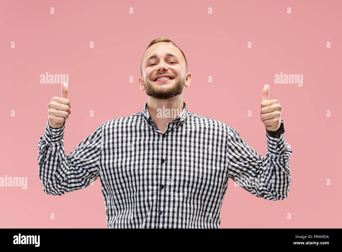Ich bin ok. Glücklich, Geschäftsmann, Lächeln, am trendigen Pink Studio Hintergrund isoliert. Schönen männlichen Brustbild. Emotionaler Mensch. Menschliche Gefühle, Mimik Konzept. Stockfoto