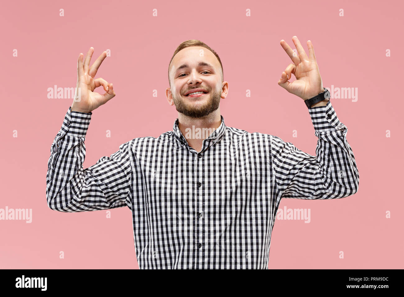 Ich bin ok. Glücklich, Geschäftsmann, Lächeln, am trendigen Pink Studio Hintergrund isoliert. Schönen männlichen Brustbild. Emotionaler Mensch. Menschliche Gefühle, Mimik Konzept. Stockfoto