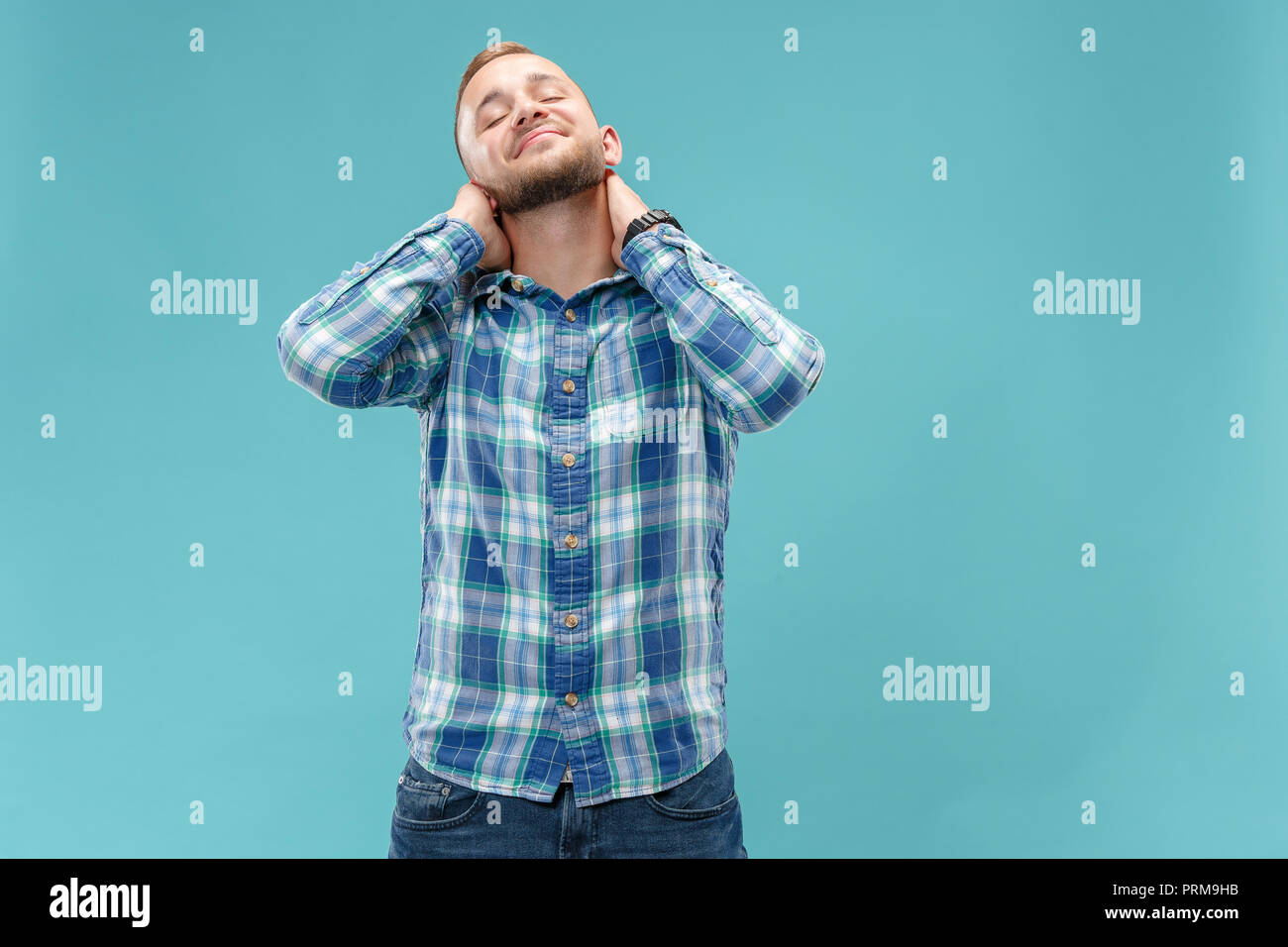 Glücklich, Geschäftsmann, stehen, Lächeln am trendigen Blau studio Hintergrund isoliert. Schönen männlichen Brustbild. Junger Mann erfüllen. Menschliche Gefühle, Mimik Konzept. Vorderansicht. Stockfoto
