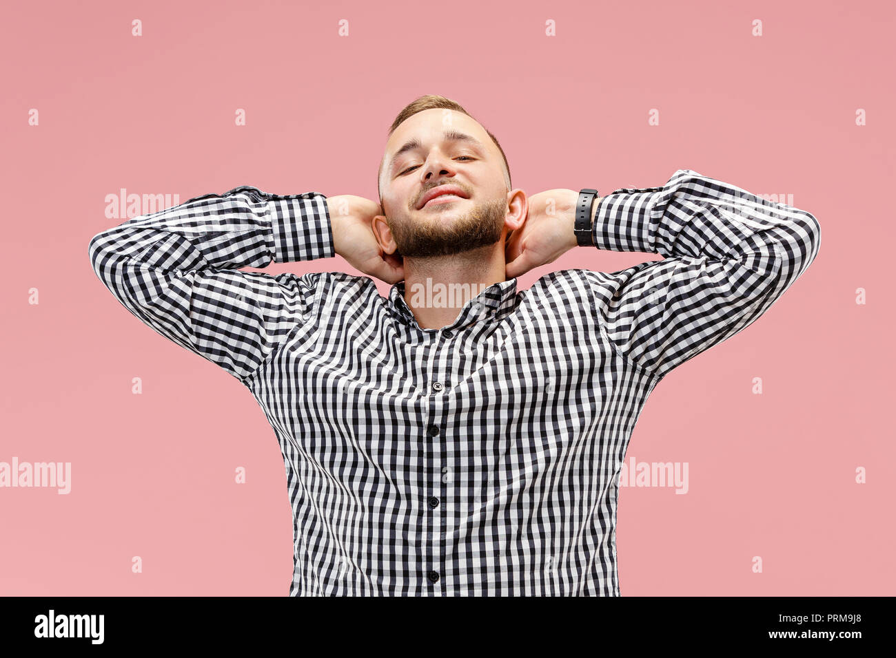 Glücklich, Geschäftsmann, stehen, Lächeln auf trendy Pink Studio Hintergrund isoliert. Schönen männlichen Brustbild. Junger Mann erfüllen. Menschliche Gefühle, Mimik Konzept. Vorderansicht. Stockfoto
