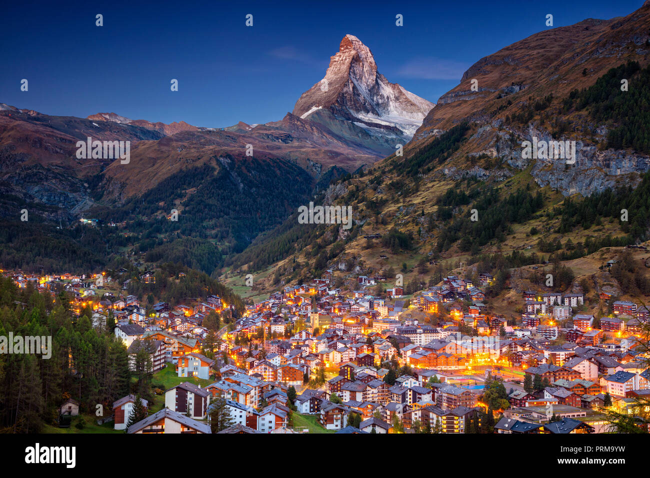 Zermatt. Bild des legendären Dorf Zermatt, Schweiz mit Matterhorn im Hintergrund, während der Dämmerung. Stockfoto