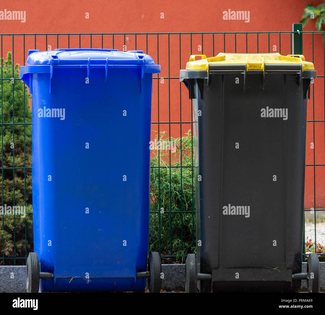 Reihe von Mülltonnen für Wate Mülltrennung und recycling Stockfoto