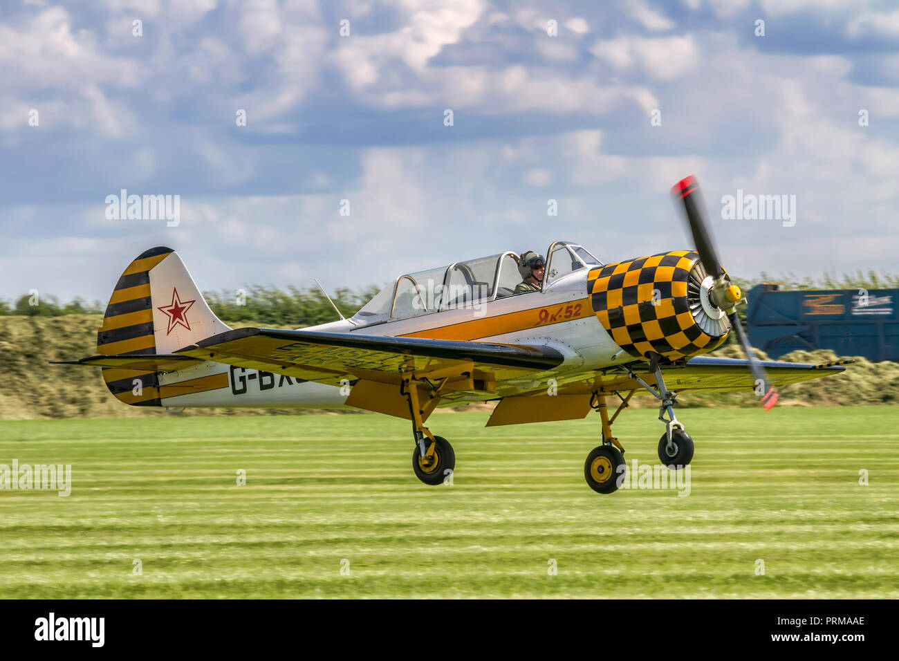 G-BXJB ist eine Iak-52, eine Version der russischen Yak-52, wurde 1987 von Aerostar in Rumänien gebaut. Von der Yak Display Group Betrieben ist es abgebildet Landi Stockfoto