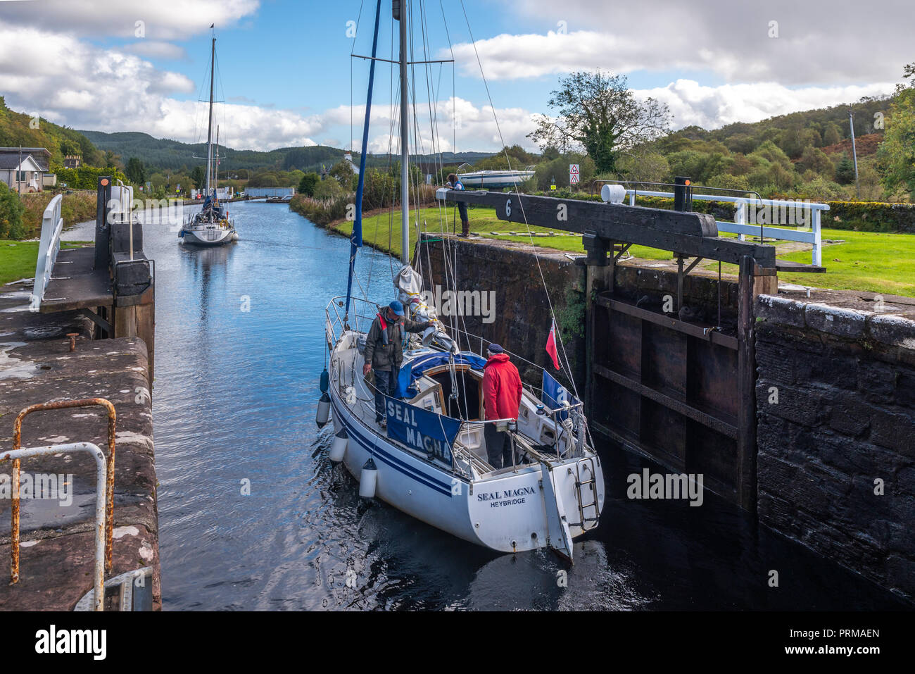 Yachten, die durch Schleusentore auf der Crinan Canal an cairnbaan Schottland Stockfoto