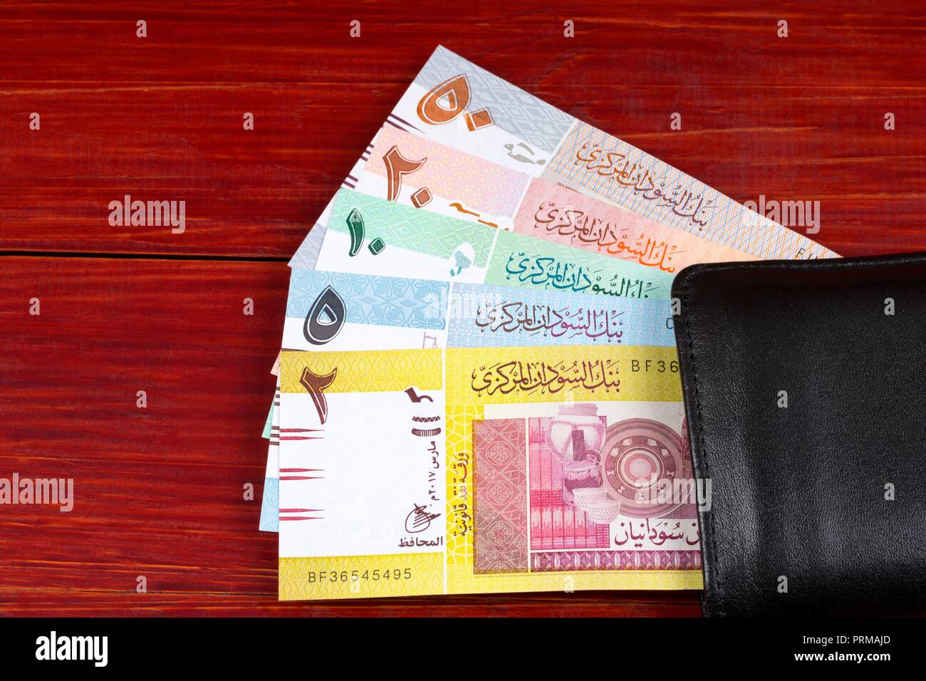 Geld aus dem Sudan in der schwarzen Mappe Stockfoto