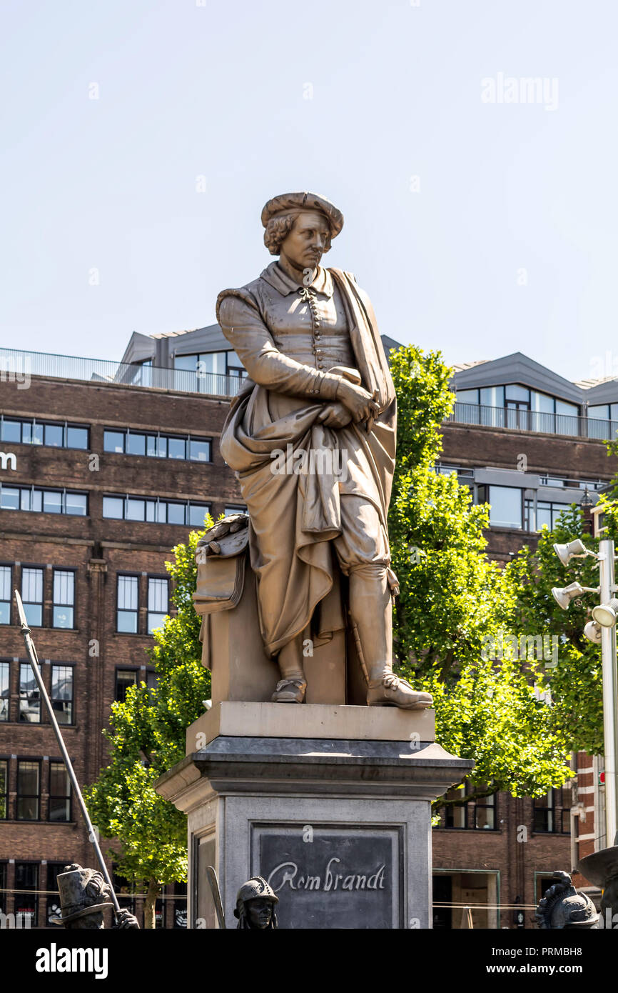 Die gusseiserne Statue von Rembrandt am Rembrandtplein (Rembrandt Square). Stockfoto
