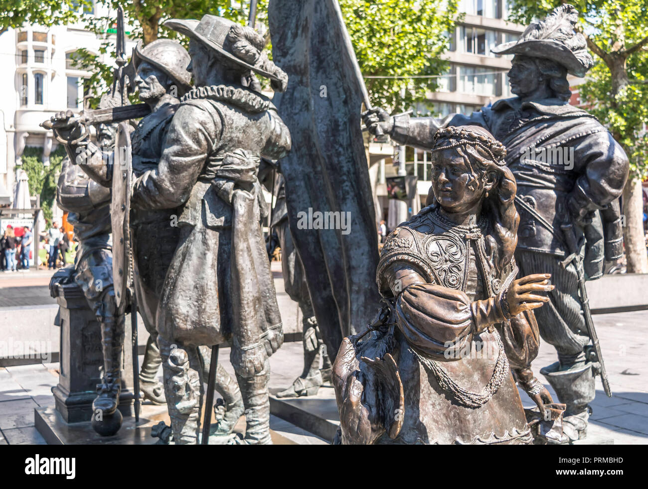 Bronze - Skulptur von Mädchen aus den meisten berühmten Rembrandts Gemälde Die Nachtwache Stockfoto