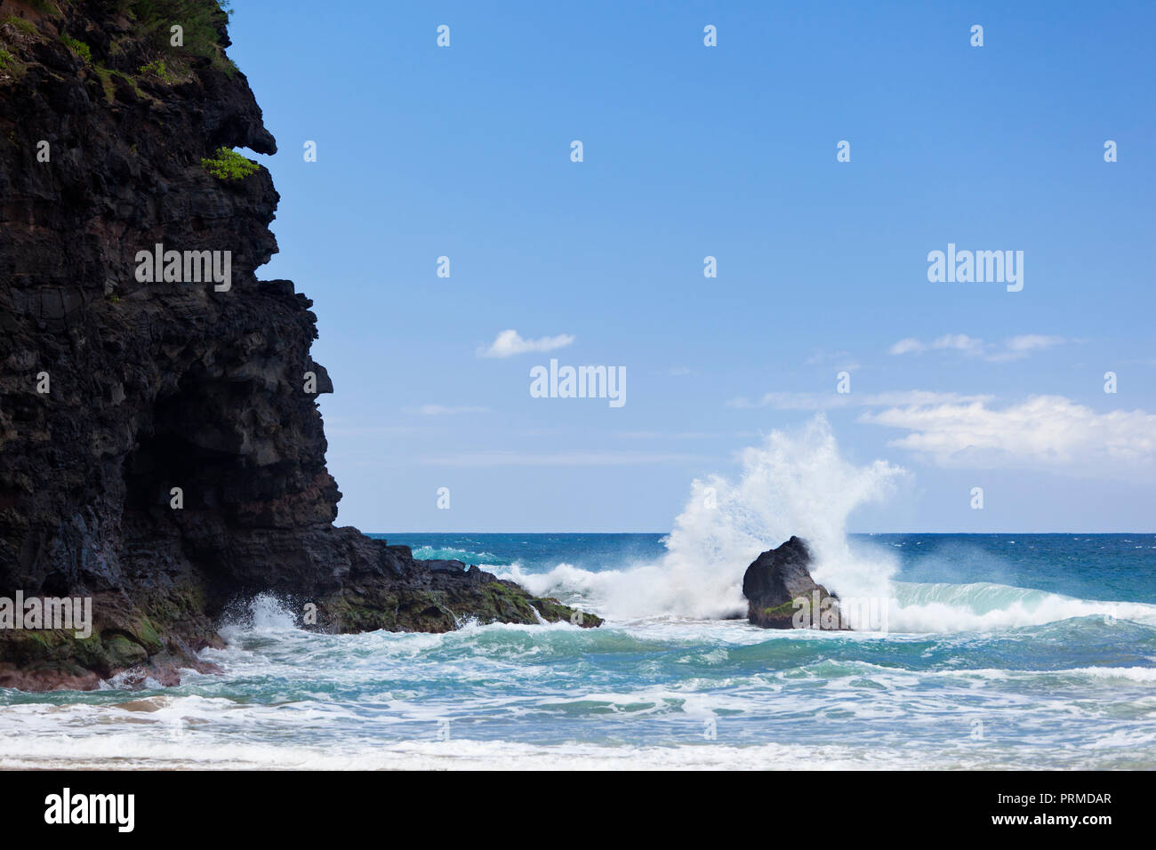 Wave Explosion auf den Felsen von Hanakapiai Strand an der Na Pali Küste in Kauai, Hawaii. Stockfoto