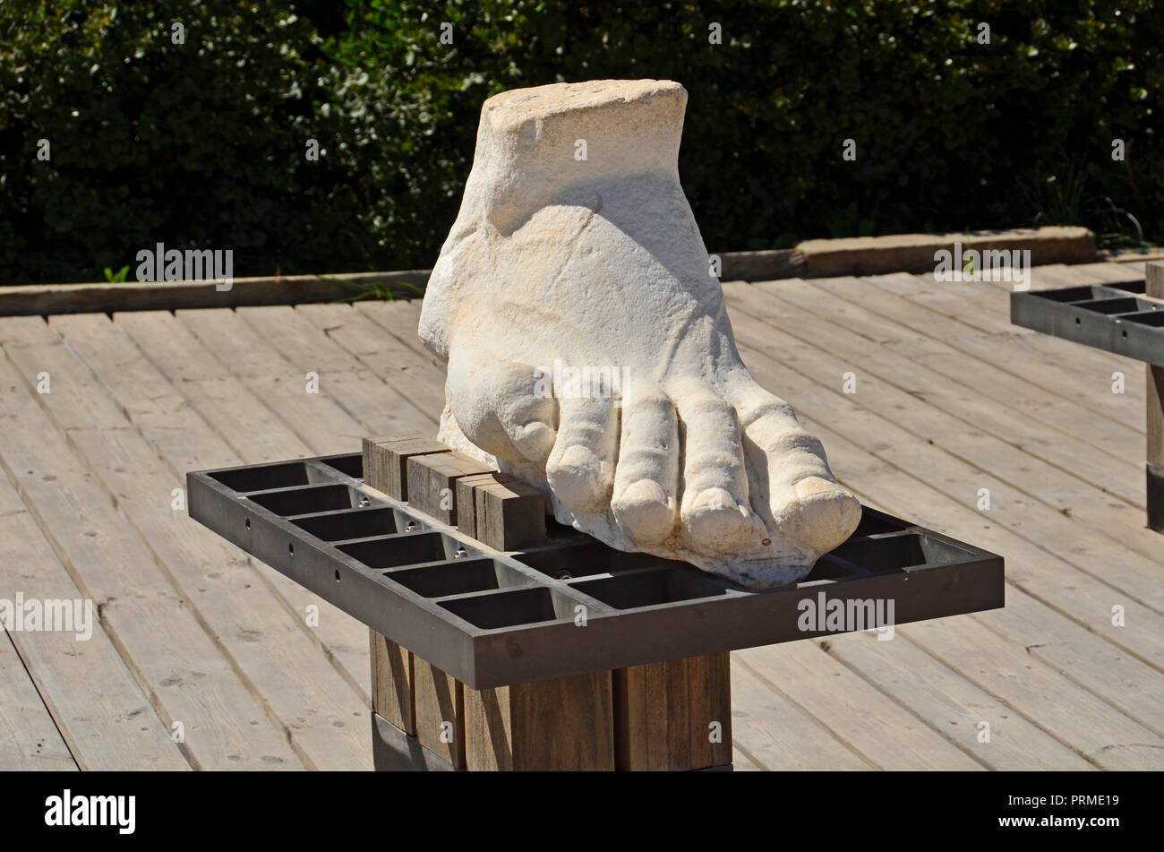 Israel, Küstenebenen, Caesarea, ein Fuß bleibt einer Marmorstatue Stockfoto