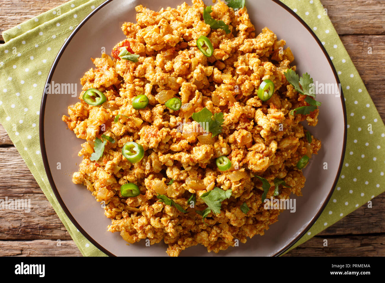 Indische Hackfleisch Huhn Bhuna Keema gebraten mit Gewürzen, Tomaten, Paprika und Zwiebeln close-up auf einem Teller auf den Tisch. horizontal oben Ansicht aus einem Stockfoto