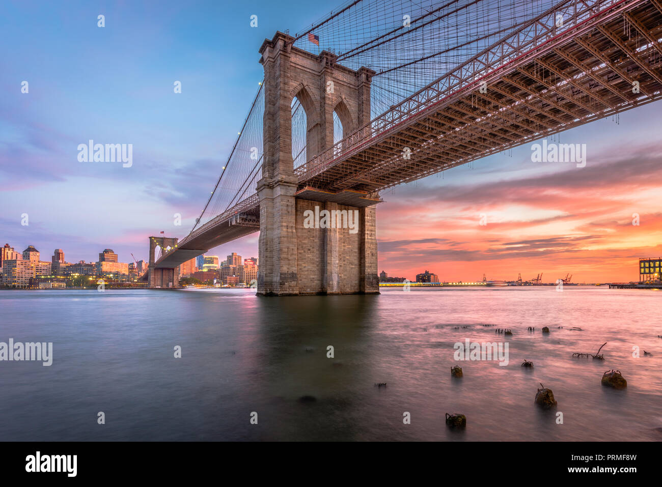 New York, New York, USA, an der Brooklyn Brücke über den East River nach Brooklyn in der Abenddämmerung. Stockfoto