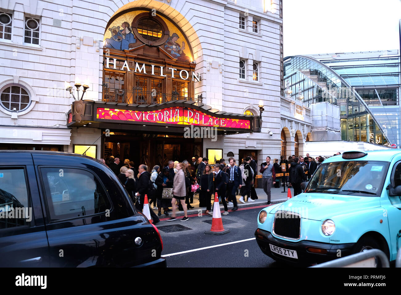 Bild zeigt: Hamilton die musikalische Victoria Palace Theatre Massen auf der Messe in Victoria London pic Anreise mit Gavin Rodgers/Pixel 8000 Stockfoto