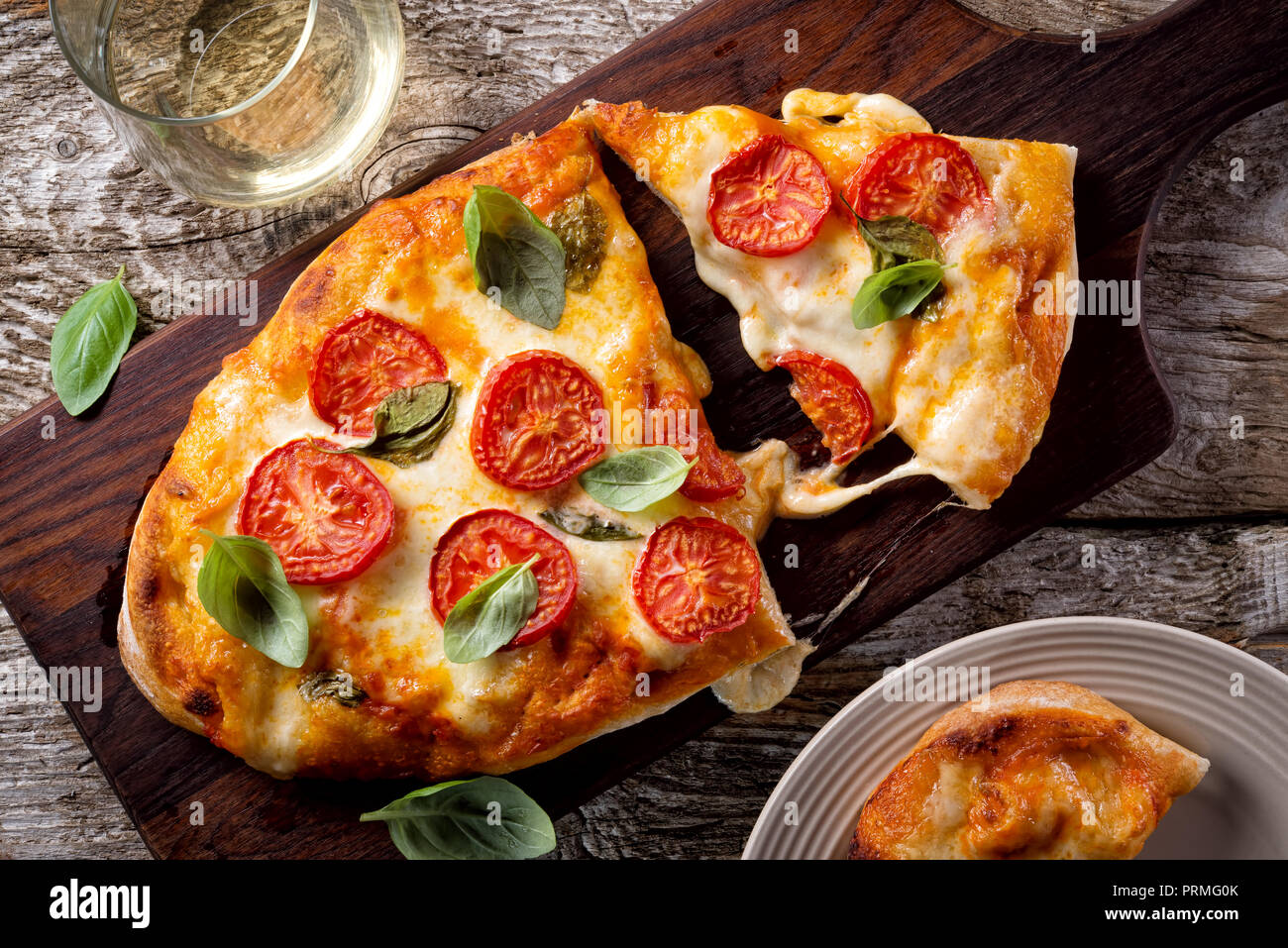 Eine leckere rustikale hausgemachte Pizza Margherita mit frischen Mozzarella, Tomaten und Basilikum. Stockfoto