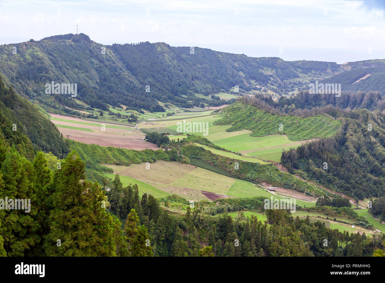 Typische hügelige Gelände in der Nähe des Sees von Sete Cidades auf der Azoren Insel Sao Miguel (Azoren), Portugal, voll von Grün und einige landwirtschaftliche abgedeckt Stockfoto