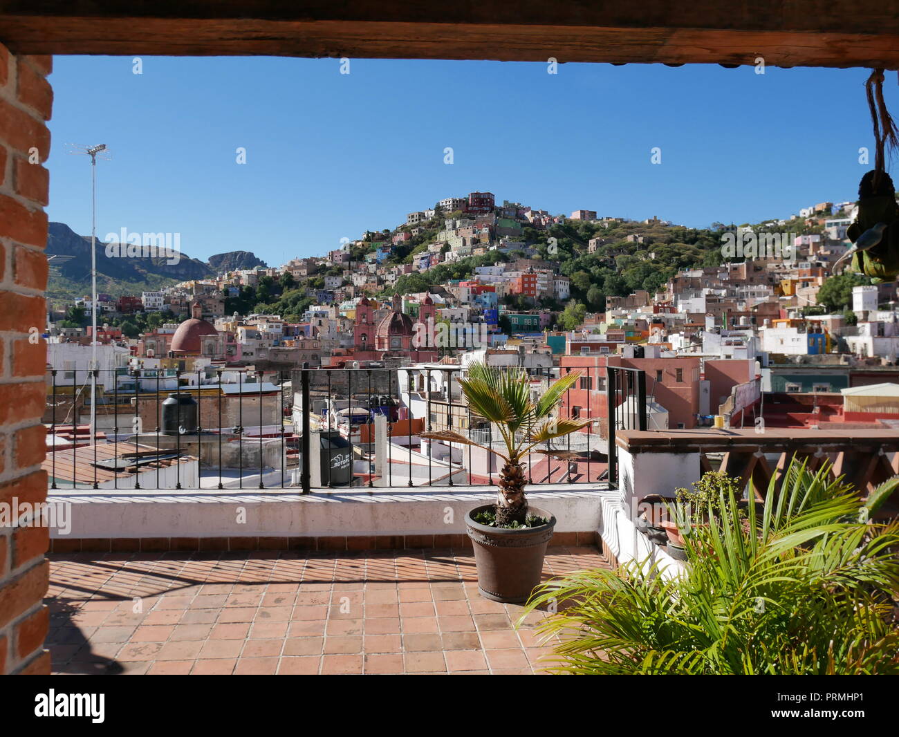 Gerahmte Blick auf einem Hügel in der Stadt Guanajuato von einer Dachterrasse, Mexiko Stockfoto