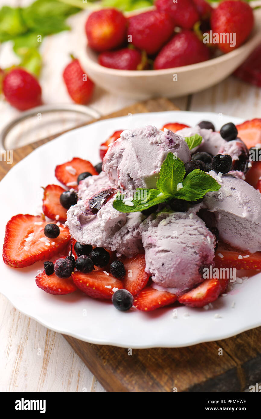 Eis mit Beeren, Erdbeeren und Minze. Stockfoto